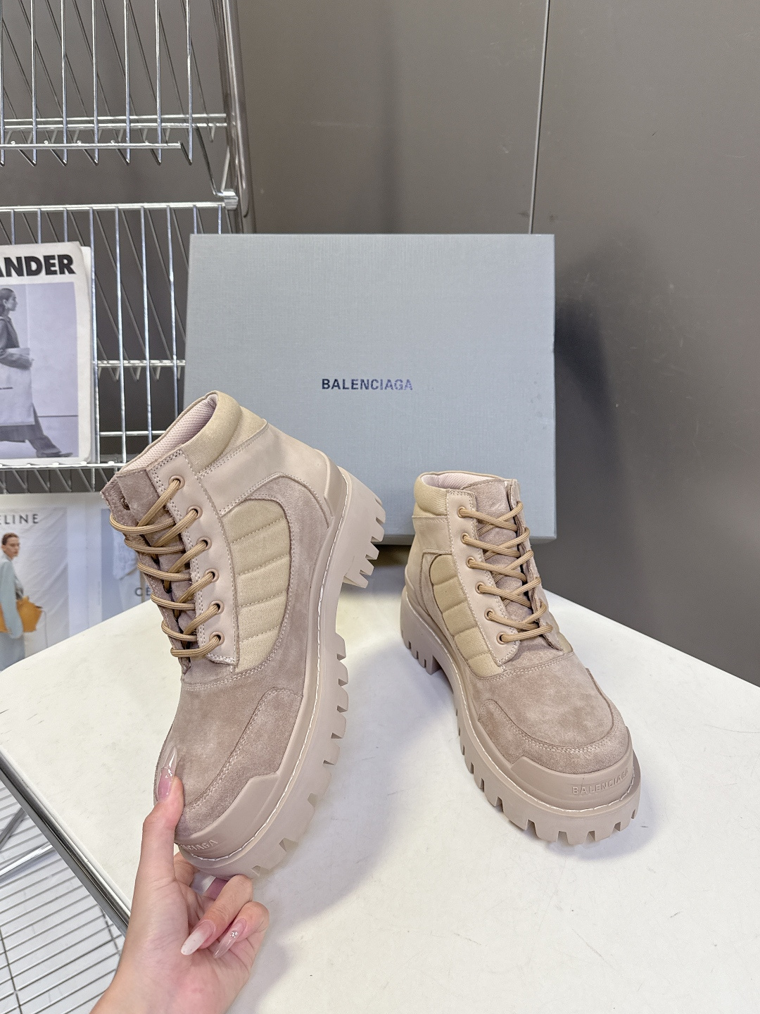 巴黎世家Balenciaga最新情侣款厚底高帮工装马丁靴 超多明星网红种草 鞋面深灰色反绒麂皮，质感复古