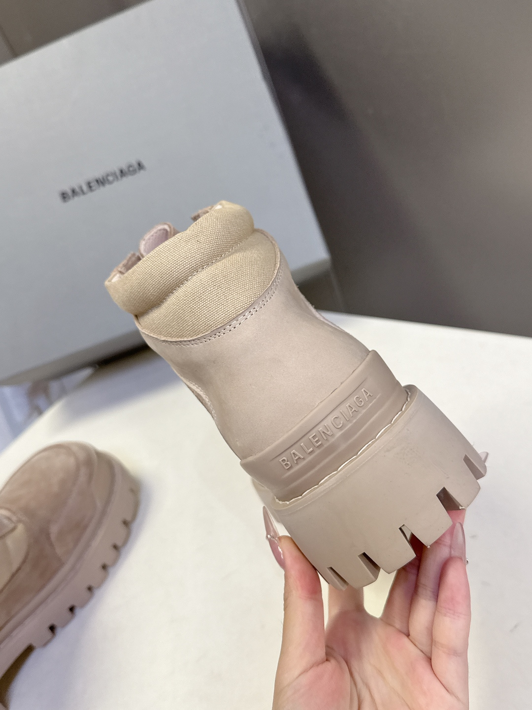 巴黎世家Balenciaga最新情侣款厚底高帮工装马丁靴 超多明星网红种草 鞋面深灰色反绒麂皮，质感复古