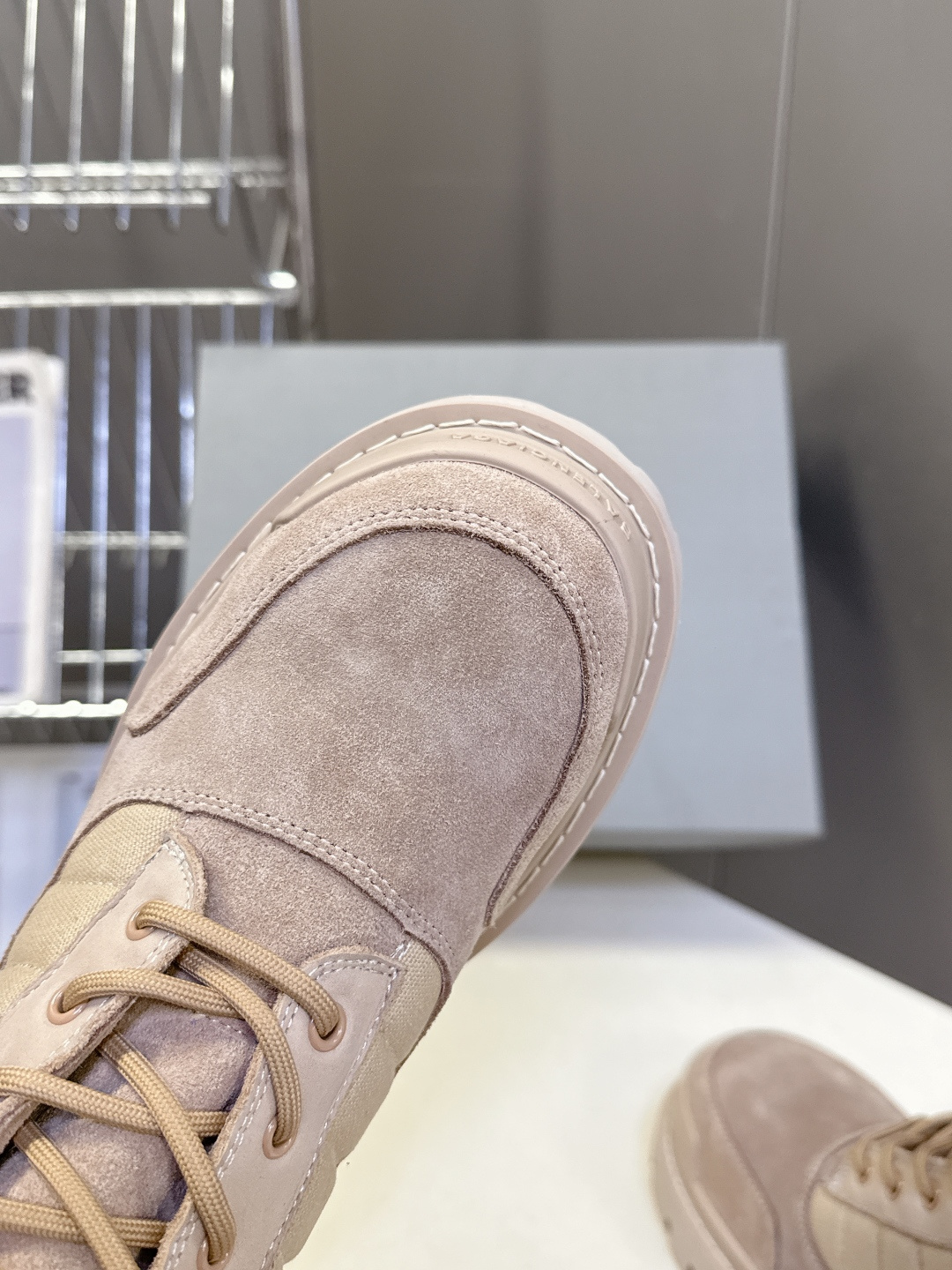 巴黎世家Balenciaga最新情侣款厚底高帮工装马丁靴 超多明星网红种草 鞋面深灰色反绒麂皮，质感复古