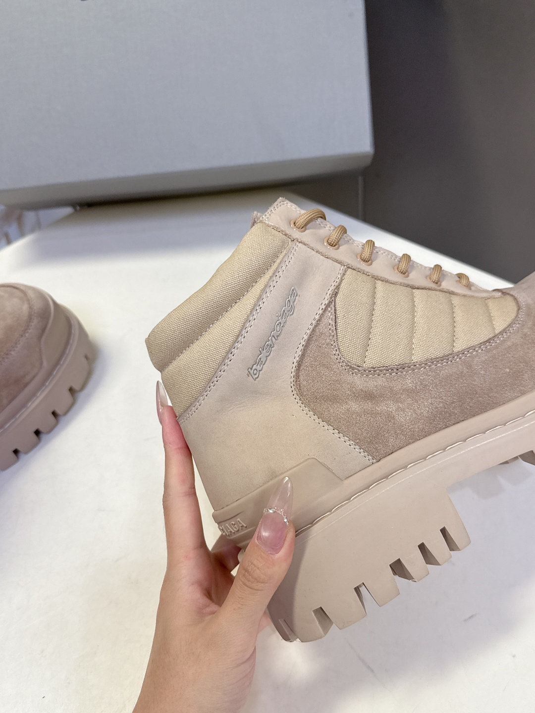 巴黎世家Balenciaga最新情侣款厚底高帮工装马丁靴 超多明星网红种草 鞋面深灰色反绒麂皮，质感复古