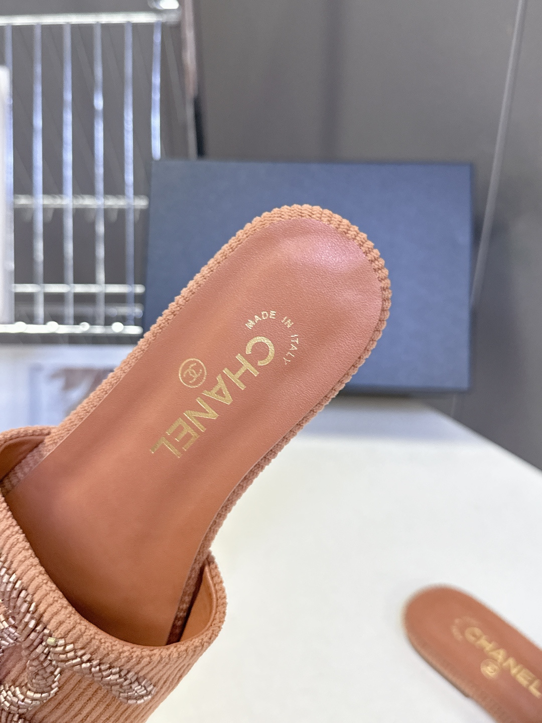 CHANEL香奈儿春夏最新款灯芯绒双C刺绣拖鞋超多明星网红种草 作为法国顶级奢侈品牌 这款拖鞋是将经典元