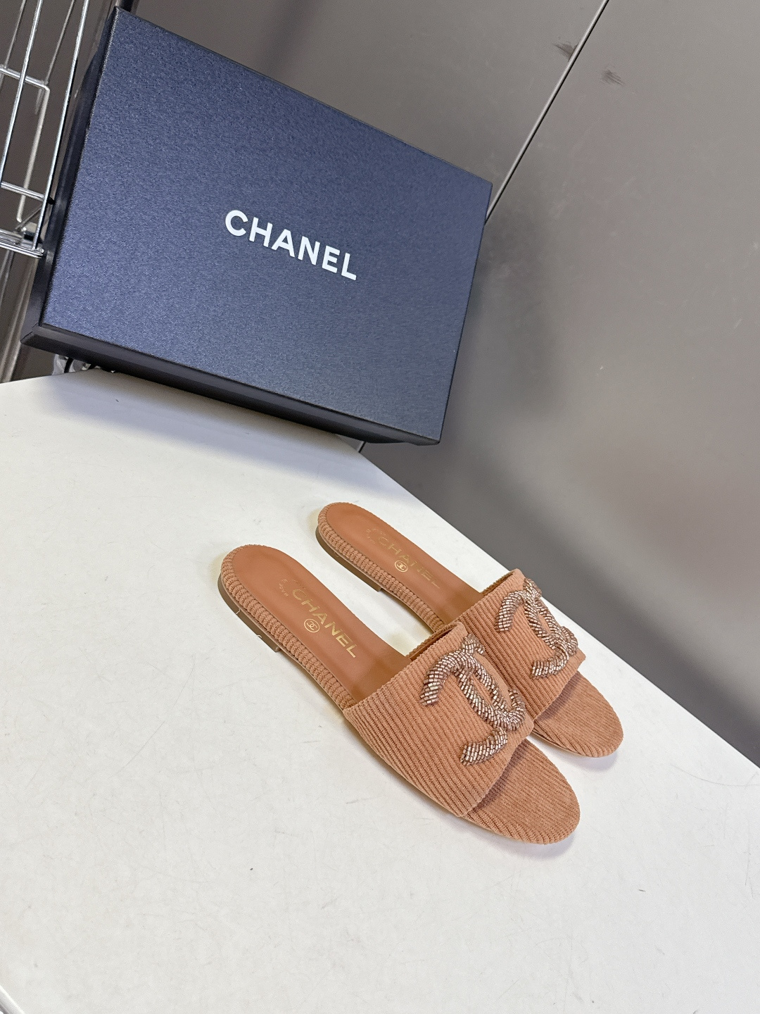 CHANEL香奈儿春夏最新款灯芯绒双C刺绣拖鞋超多明星网红种草 作为法国顶级奢侈品牌 这款拖鞋是将经典元