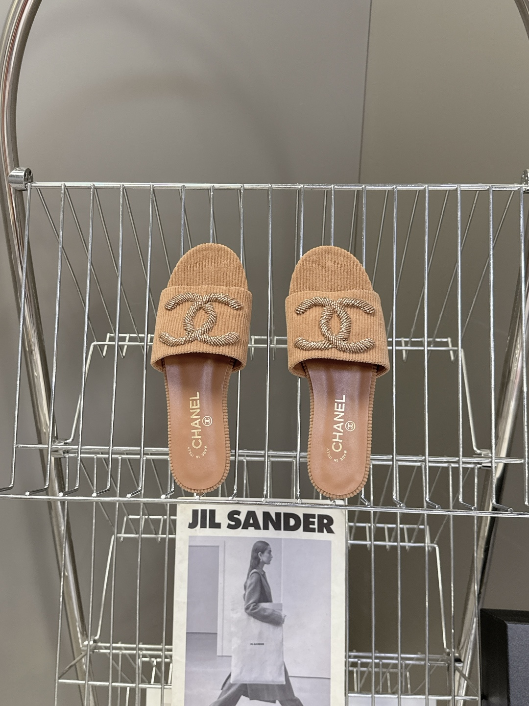 CHANEL香奈儿春夏最新款灯芯绒双C刺绣拖鞋超多明星网红种草 作为法国顶级奢侈品牌 这款拖鞋是将经典元