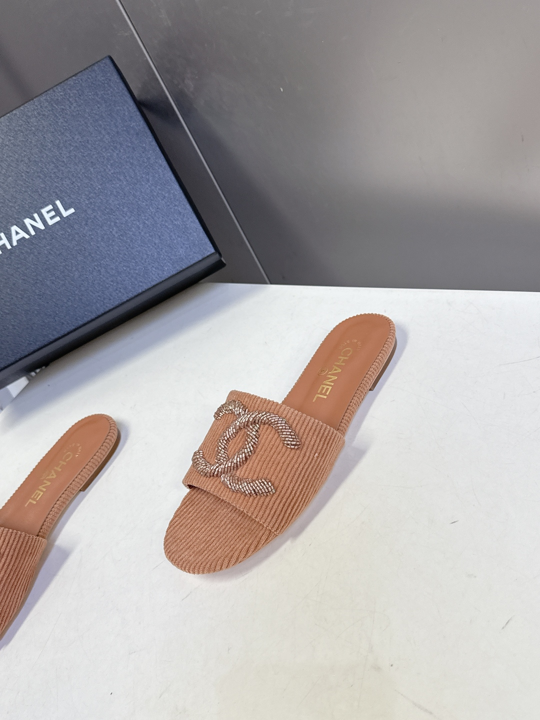 CHANEL香奈儿春夏最新款灯芯绒双C刺绣拖鞋超多明星网红种草 作为法国顶级奢侈品牌 这款拖鞋是将经典元
