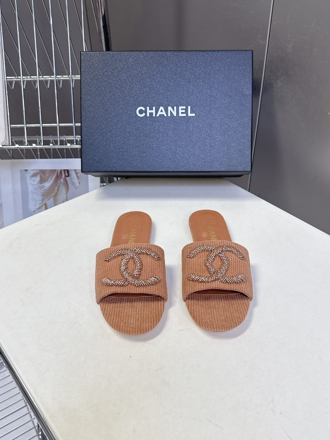 CHANEL香奈儿春夏最新款灯芯绒双C刺绣拖鞋超多明星网红种草 作为法国顶级奢侈品牌 这款拖鞋是将经典元