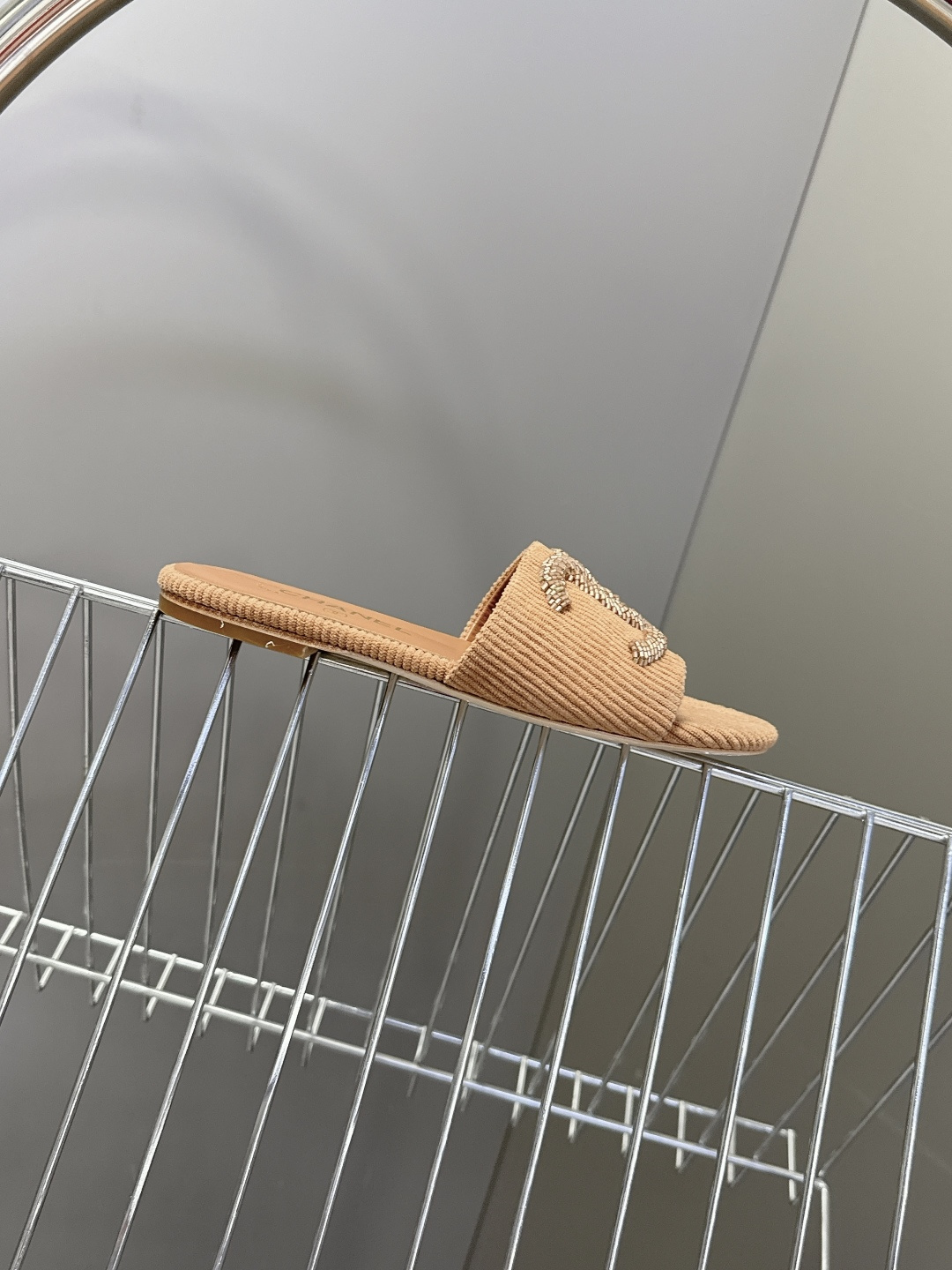 CHANEL香奈儿春夏最新款灯芯绒双C刺绣拖鞋超多明星网红种草 作为法国顶级奢侈品牌 这款拖鞋是将经典元