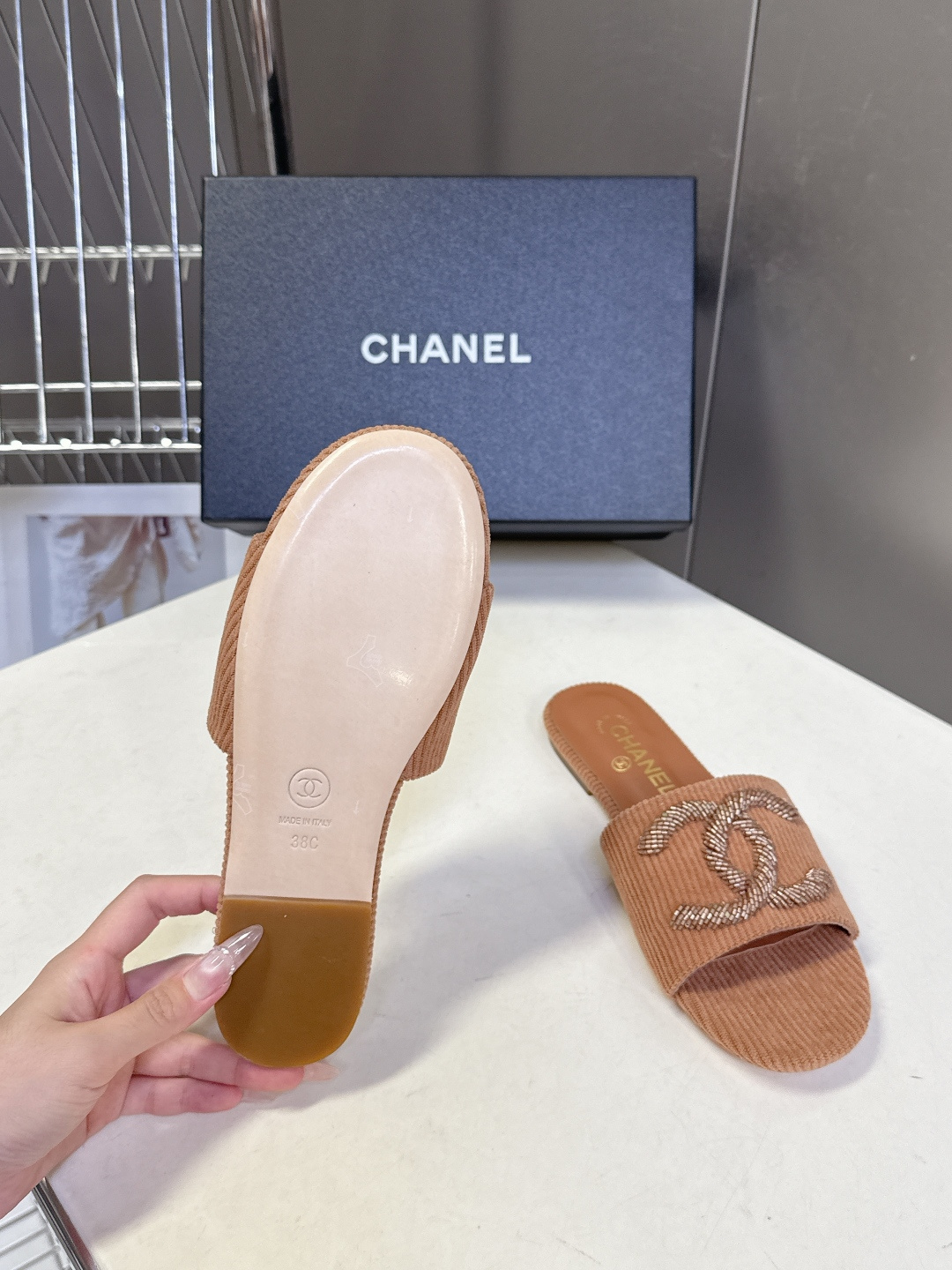 CHANEL香奈儿春夏最新款灯芯绒双C刺绣拖鞋超多明星网红种草 作为法国顶级奢侈品牌 这款拖鞋是将经典元