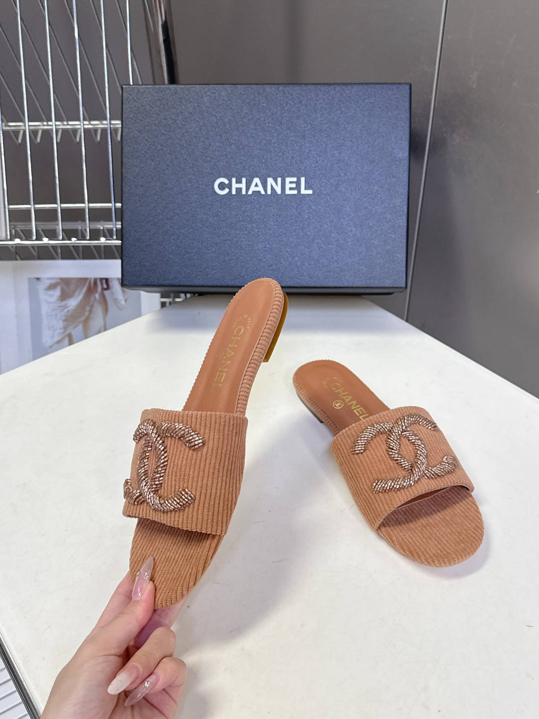 CHANEL香奈儿春夏最新款灯芯绒双C刺绣拖鞋超多明星网红种草 作为法国顶级奢侈品牌 这款拖鞋是将经典元