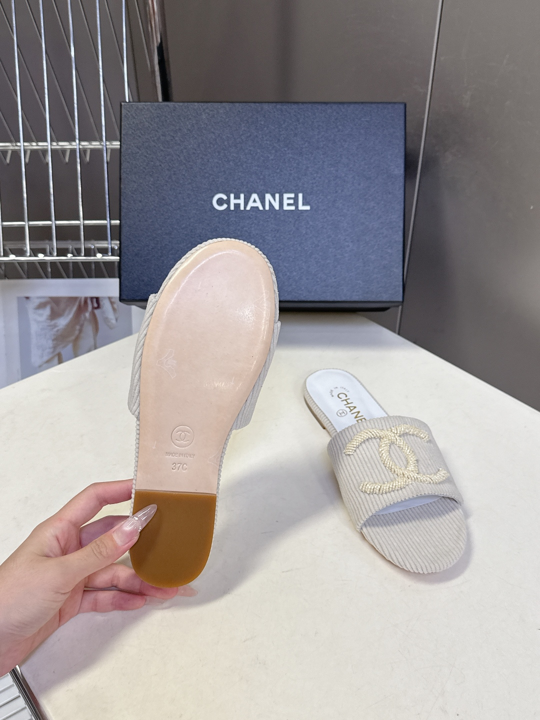 CHANEL香奈儿春夏最新款灯芯绒双C刺绣拖鞋超多明星网红种草 作为法国顶级奢侈品牌 这款拖鞋是将经典元