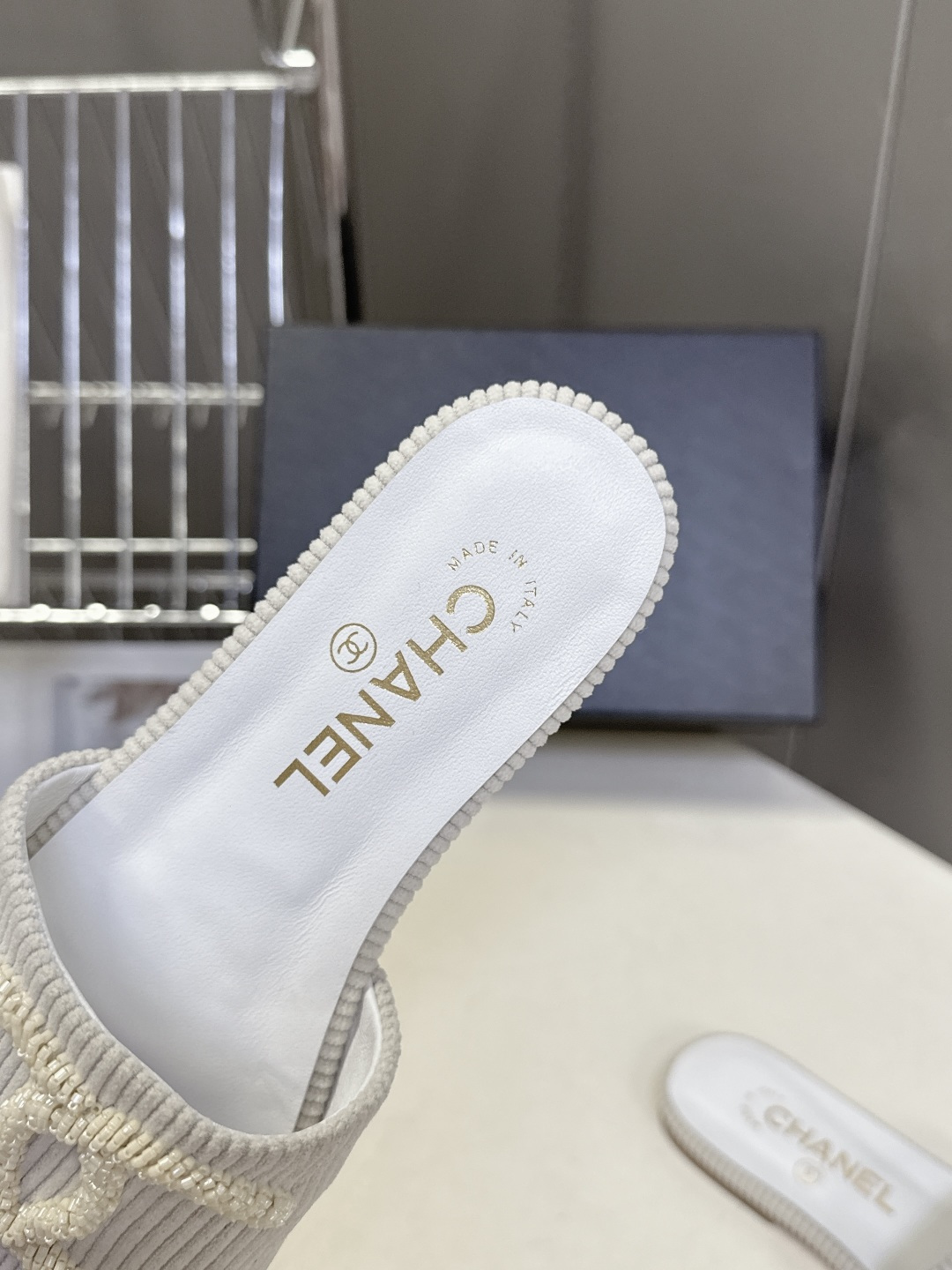 CHANEL香奈儿春夏最新款灯芯绒双C刺绣拖鞋超多明星网红种草 作为法国顶级奢侈品牌 这款拖鞋是将经典元
