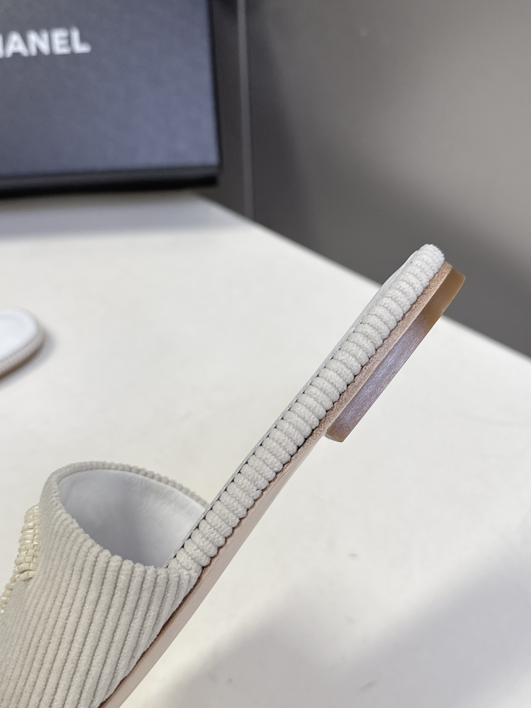 CHANEL香奈儿春夏最新款灯芯绒双C刺绣拖鞋超多明星网红种草 作为法国顶级奢侈品牌 这款拖鞋是将经典元