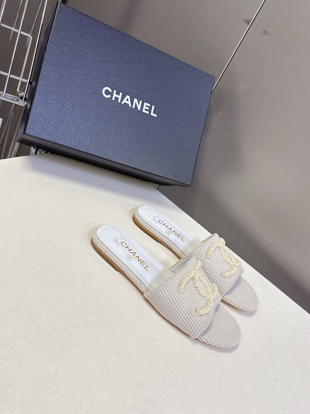 CHANEL香奈儿春夏最新款灯芯绒双C刺绣拖鞋超多明星网红种草 作为法国顶级奢侈品牌 这款拖鞋是将经典元