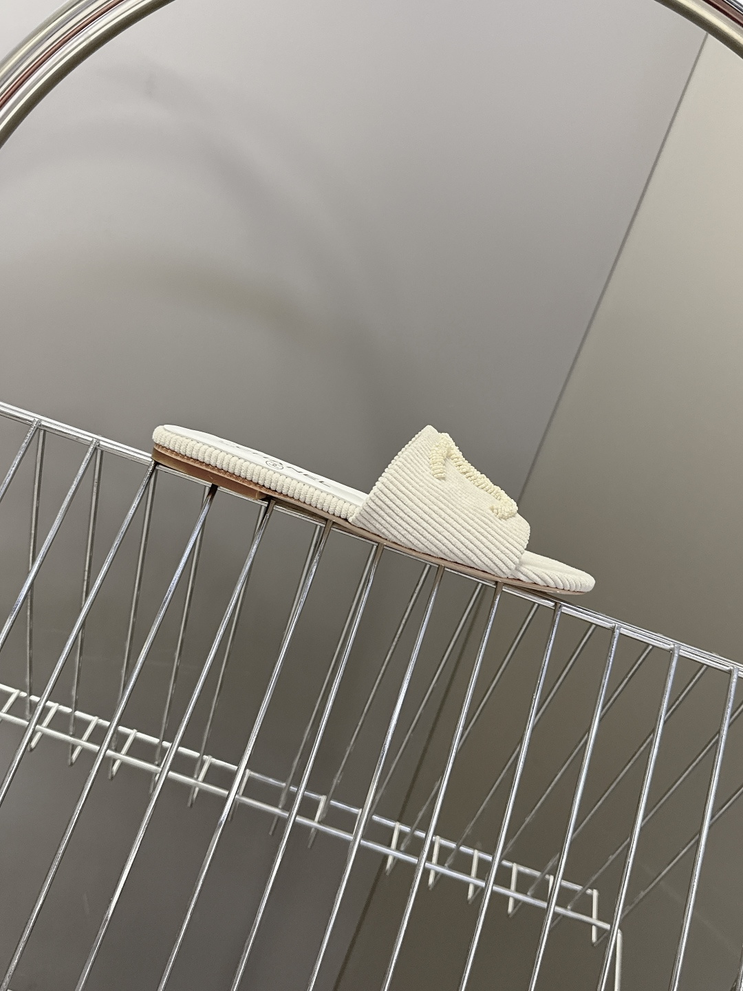 CHANEL香奈儿春夏最新款灯芯绒双C刺绣拖鞋超多明星网红种草 作为法国顶级奢侈品牌 这款拖鞋是将经典元