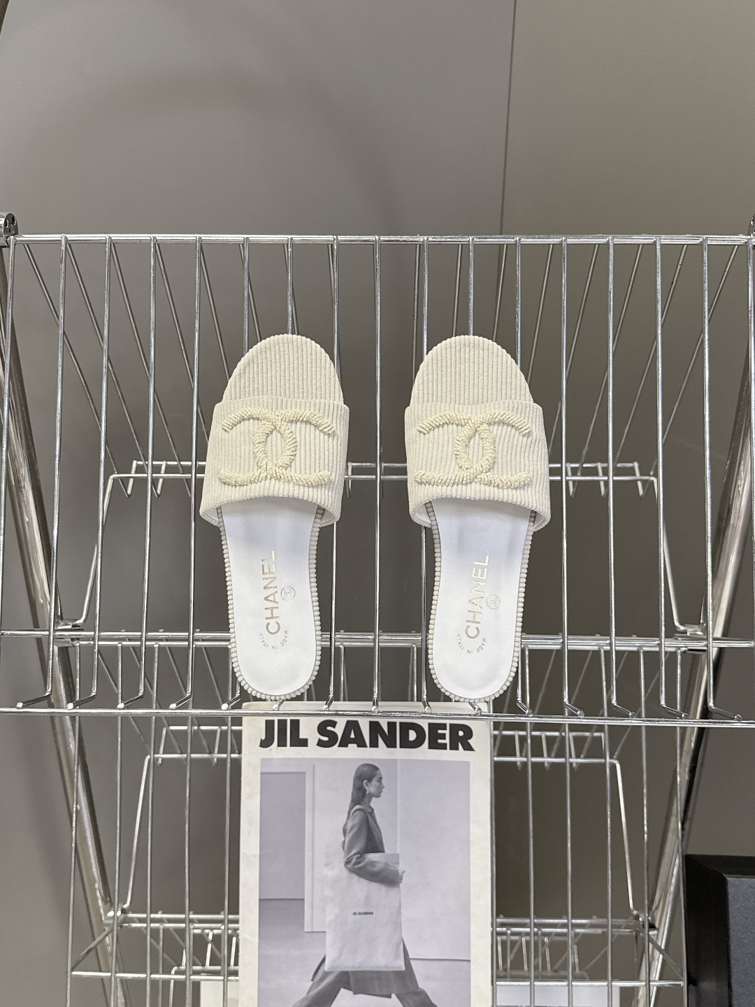 CHANEL香奈儿春夏最新款灯芯绒双C刺绣拖鞋超多明星网红种草 作为法国顶级奢侈品牌 这款拖鞋是将经典元