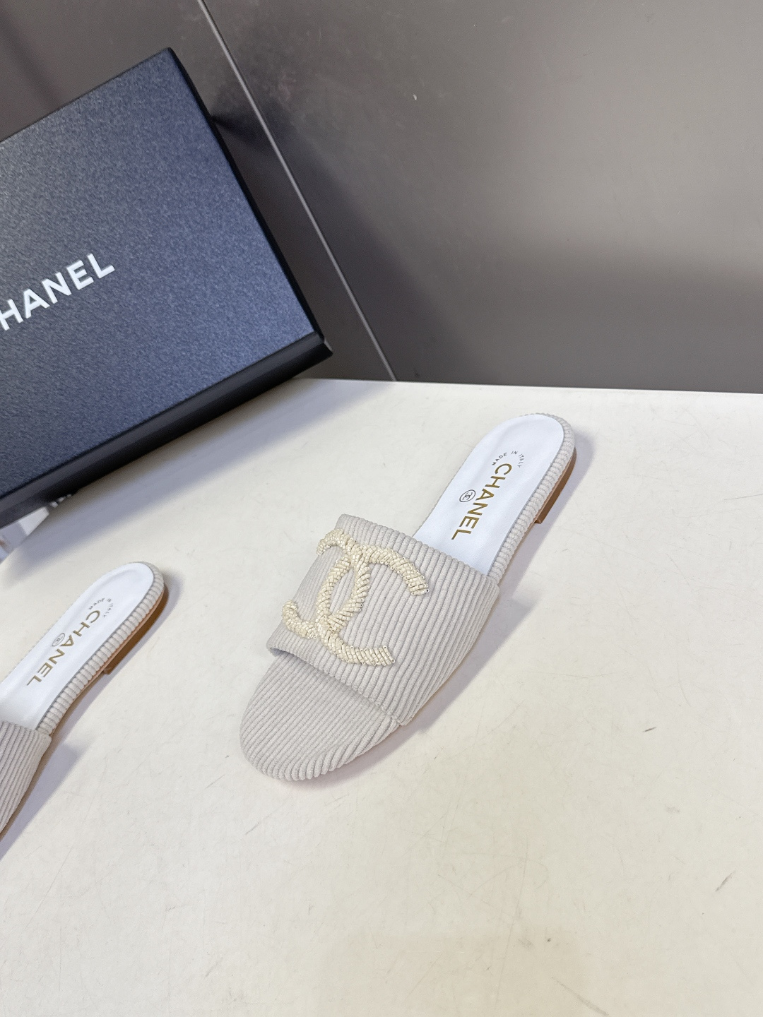 CHANEL香奈儿春夏最新款灯芯绒双C刺绣拖鞋超多明星网红种草 作为法国顶级奢侈品牌 这款拖鞋是将经典元