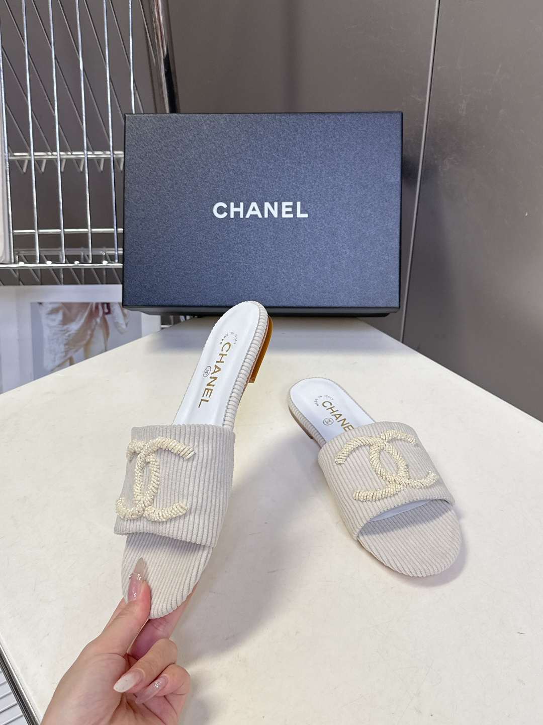 CHANEL香奈儿春夏最新款灯芯绒双C刺绣拖鞋超多明星网红种草 作为法国顶级奢侈品牌 这款拖鞋是将经典元