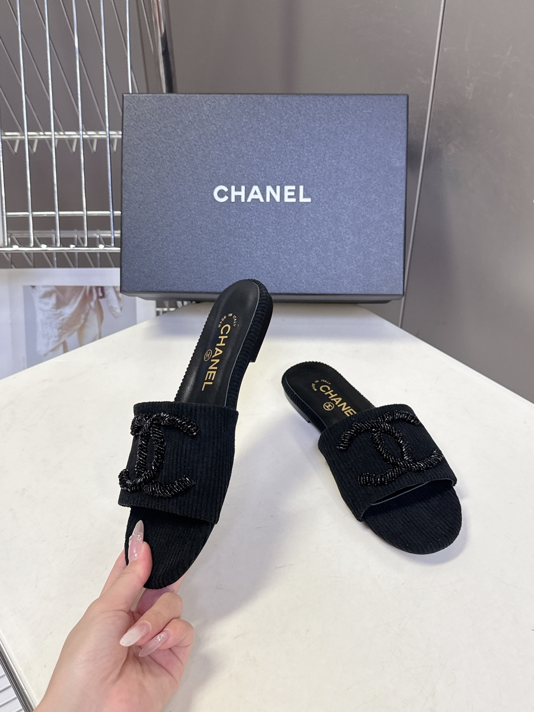 CHANEL香奈儿春夏最新款灯芯绒双C刺绣拖鞋超多明星网红种草 作为法国顶级奢侈品牌 这款拖鞋是将经典元