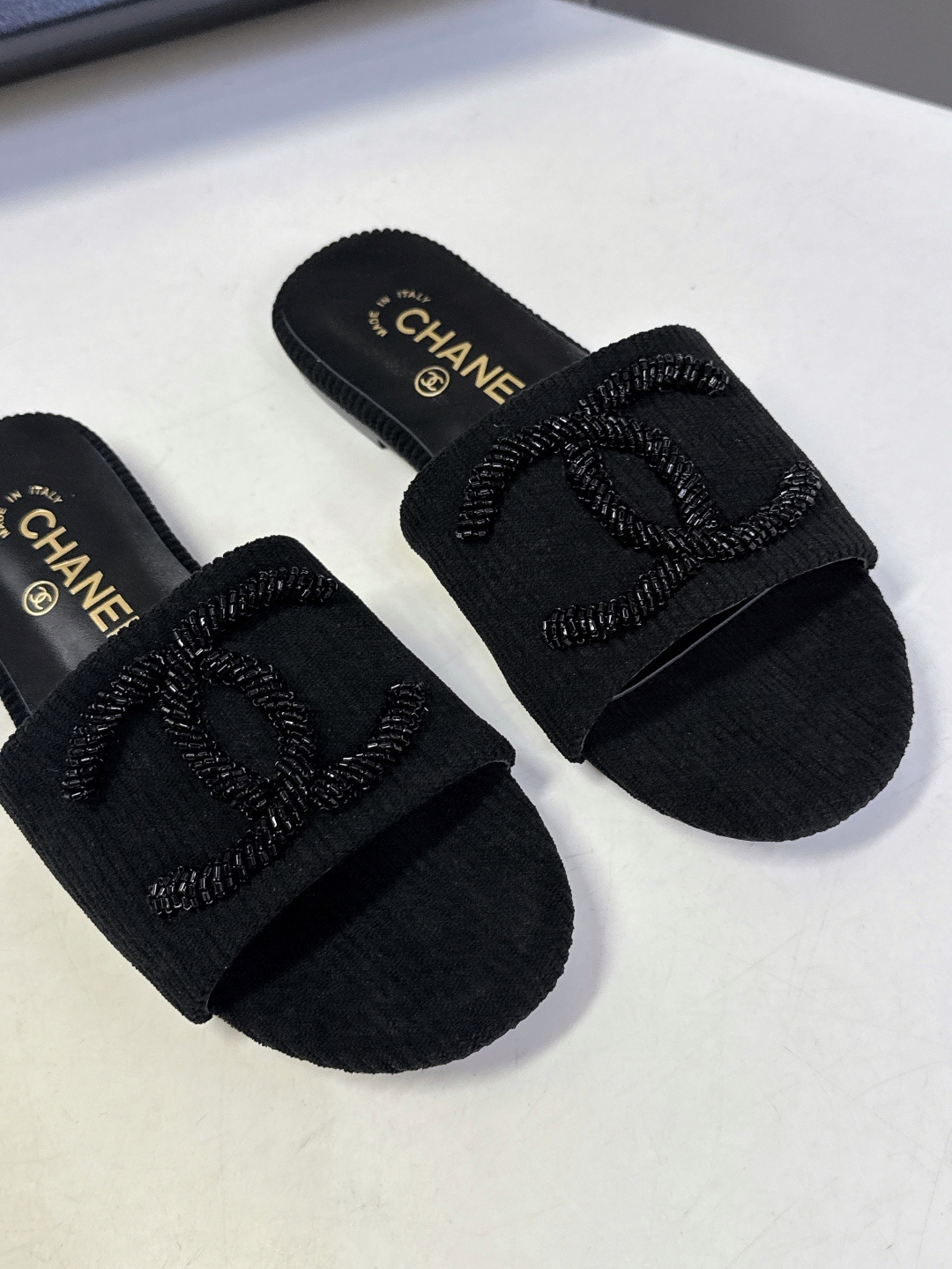 CHANEL香奈儿春夏最新款灯芯绒双C刺绣拖鞋超多明星网红种草 作为法国顶级奢侈品牌 这款拖鞋是将经典元