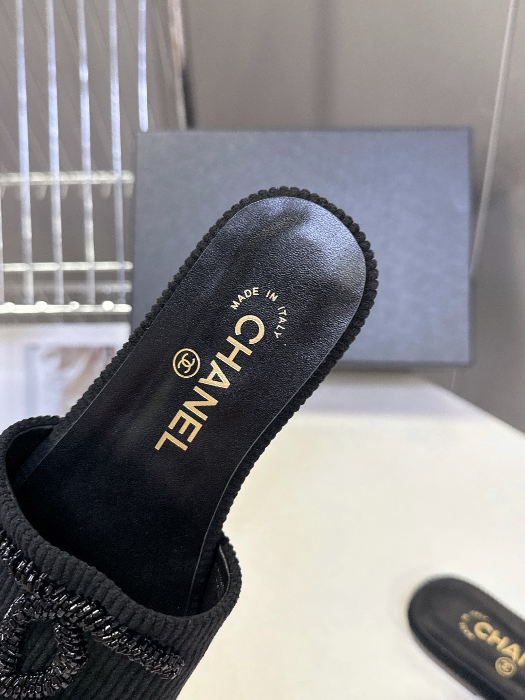 CHANEL香奈儿春夏最新款灯芯绒双C刺绣拖鞋超多明星网红种草 作为法国顶级奢侈品牌 这款拖鞋是将经典元