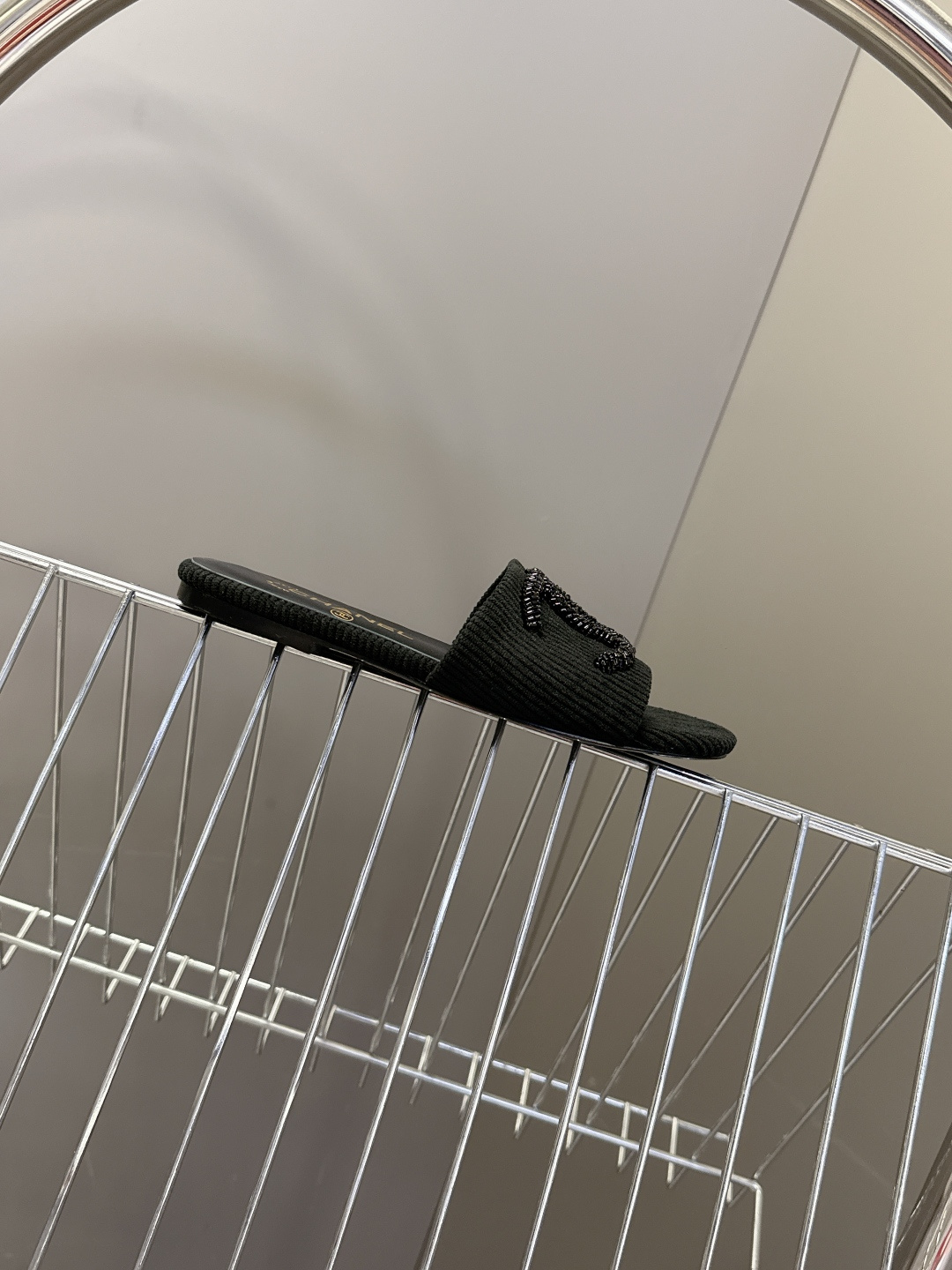 CHANEL香奈儿春夏最新款灯芯绒双C刺绣拖鞋超多明星网红种草 作为法国顶级奢侈品牌 这款拖鞋是将经典元