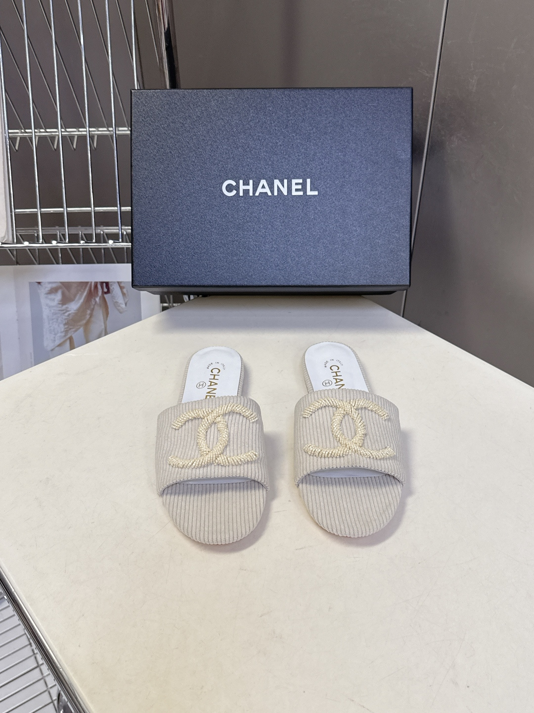 CHANEL香奈儿春夏最新款灯芯绒双C刺绣拖鞋超多明星网红种草 作为法国顶级奢侈品牌 这款拖鞋是将经典元