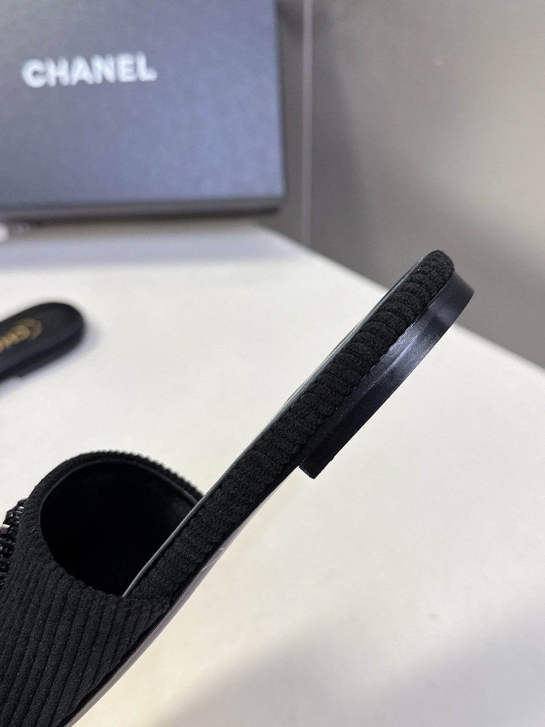 CHANEL香奈儿春夏最新款灯芯绒双C刺绣拖鞋超多明星网红种草 作为法国顶级奢侈品牌 这款拖鞋是将经典元