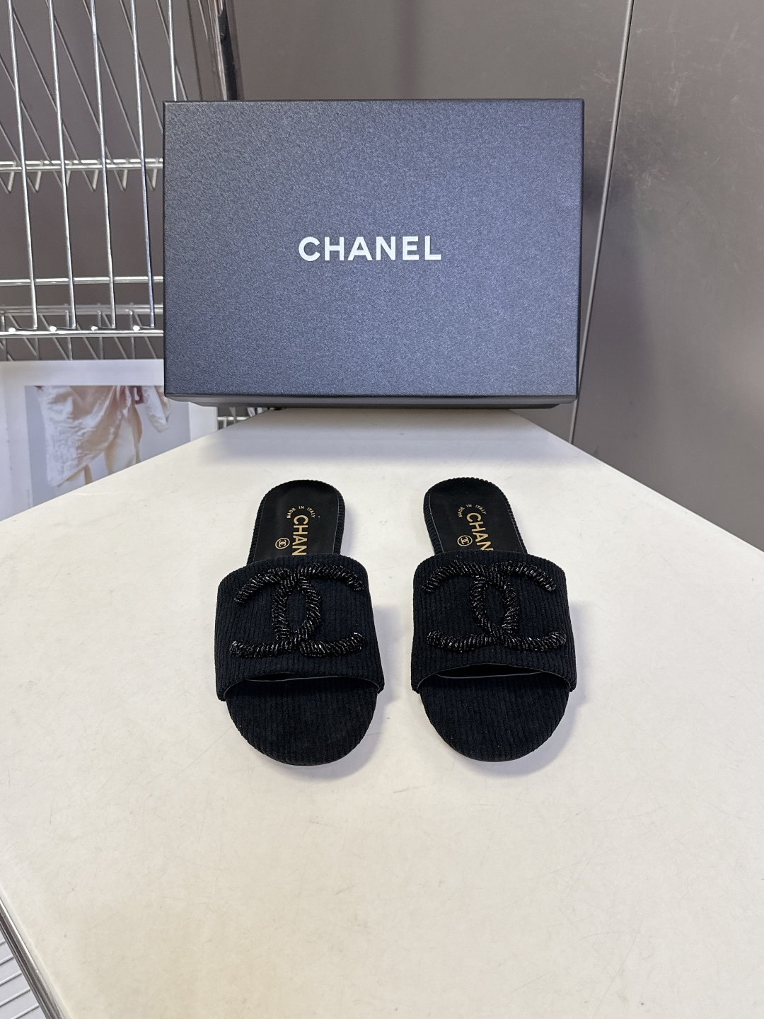 CHANEL香奈儿春夏最新款灯芯绒双C刺绣拖鞋超多明星网红种草 作为法国顶级奢侈品牌 这款拖鞋是将经典元