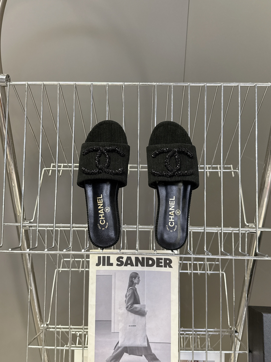 CHANEL香奈儿春夏最新款灯芯绒双C刺绣拖鞋超多明星网红种草 作为法国顶级奢侈品牌 这款拖鞋是将经典元