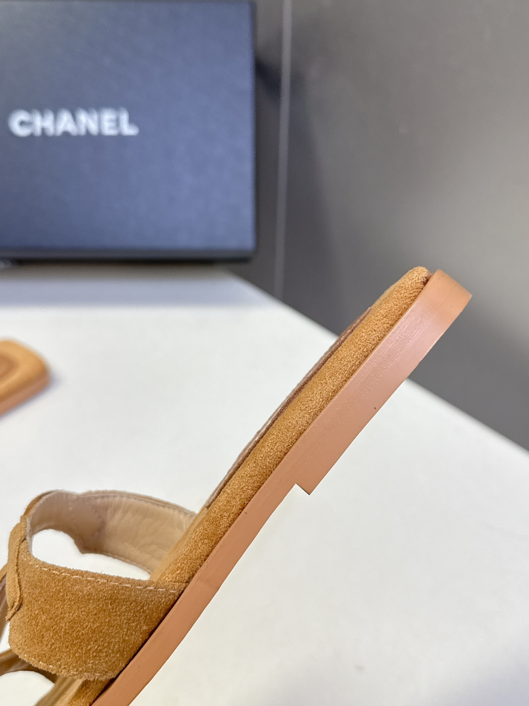 CHANEL香奈儿春夏最新款双C拖鞋超多明星网红种草 鞋面上的超大号 双C交织标识是品牌最核心的视觉符号