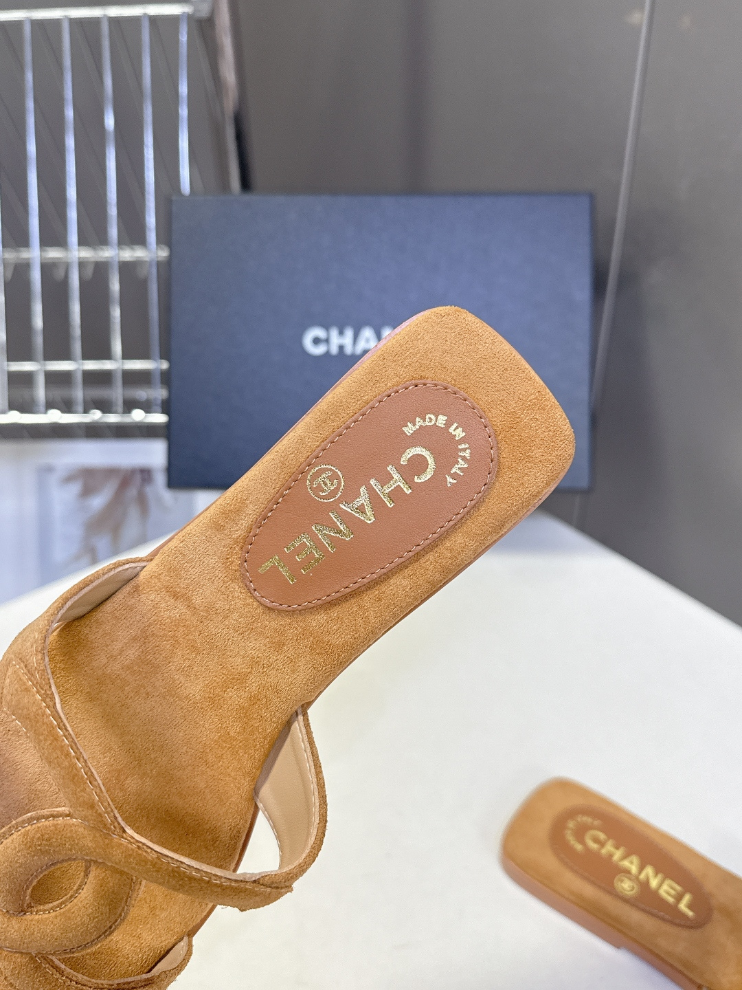 CHANEL香奈儿春夏最新款双C拖鞋超多明星网红种草 鞋面上的超大号 双C交织标识是品牌最核心的视觉符号