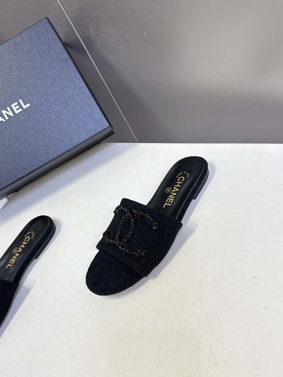CHANEL香奈儿春夏最新款灯芯绒双C刺绣拖鞋超多明星网红种草 作为法国顶级奢侈品牌 这款拖鞋是将经典元