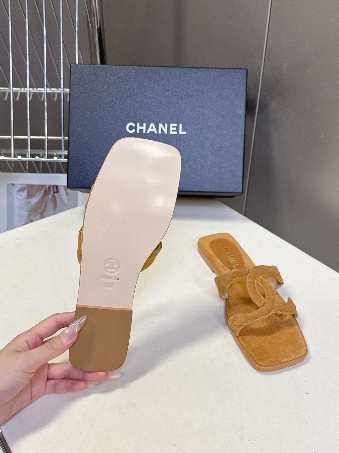 CHANEL香奈儿春夏最新款双C拖鞋超多明星网红种草 鞋面上的超大号 双C交织标识是品牌最核心的视觉符号