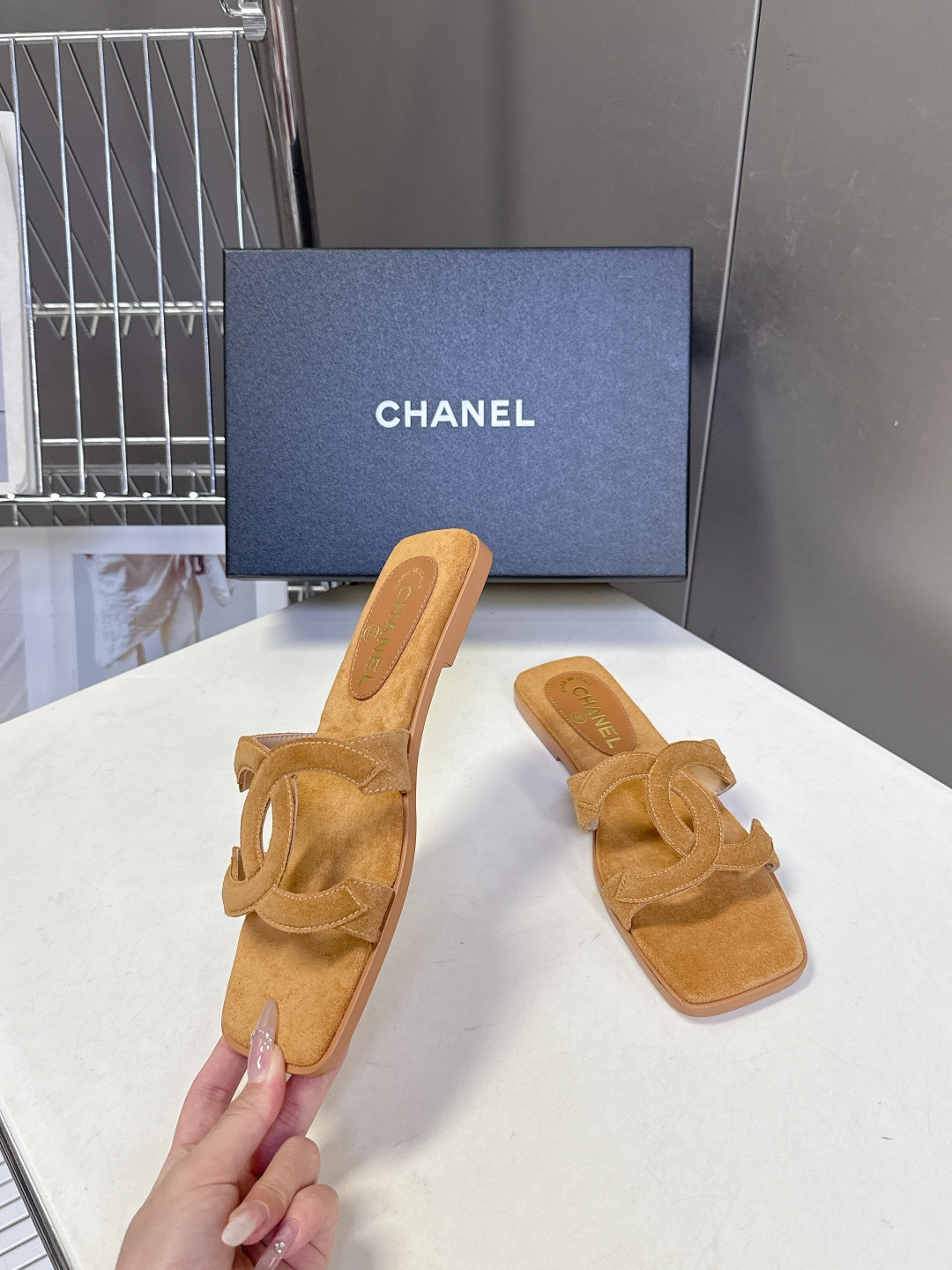 CHANEL香奈儿春夏最新款双C拖鞋超多明星网红种草 鞋面上的超大号 双C交织标识是品牌最核心的视觉符号