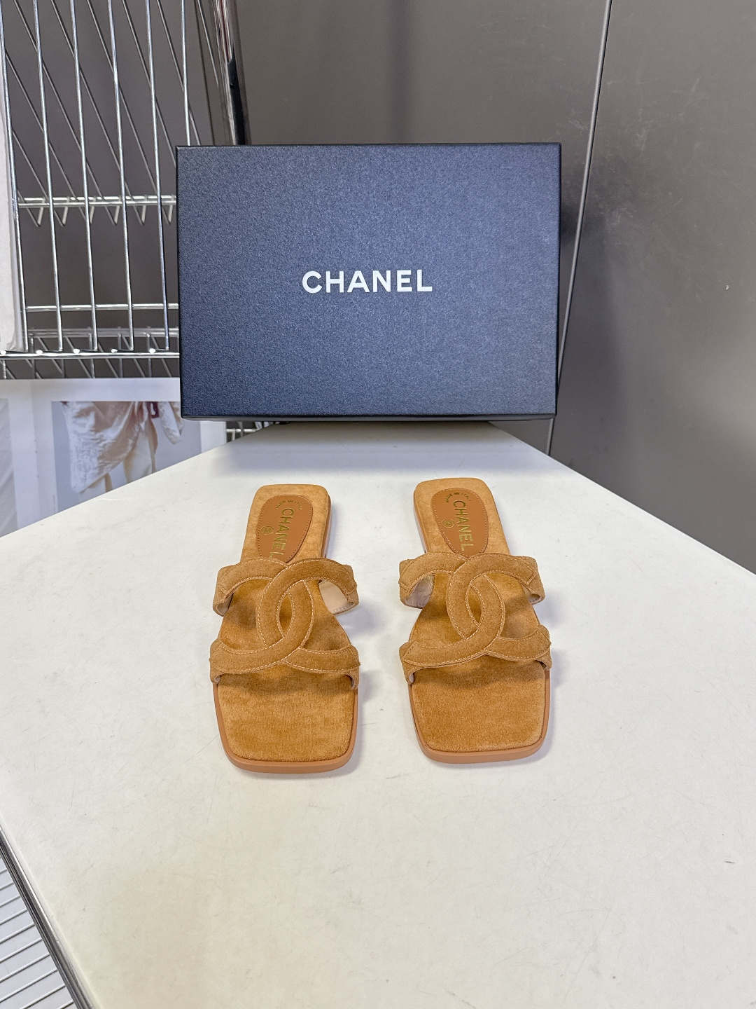 CHANEL香奈儿春夏最新款双C拖鞋超多明星网红种草 鞋面上的超大号 双C交织标识是品牌最核心的视觉符号