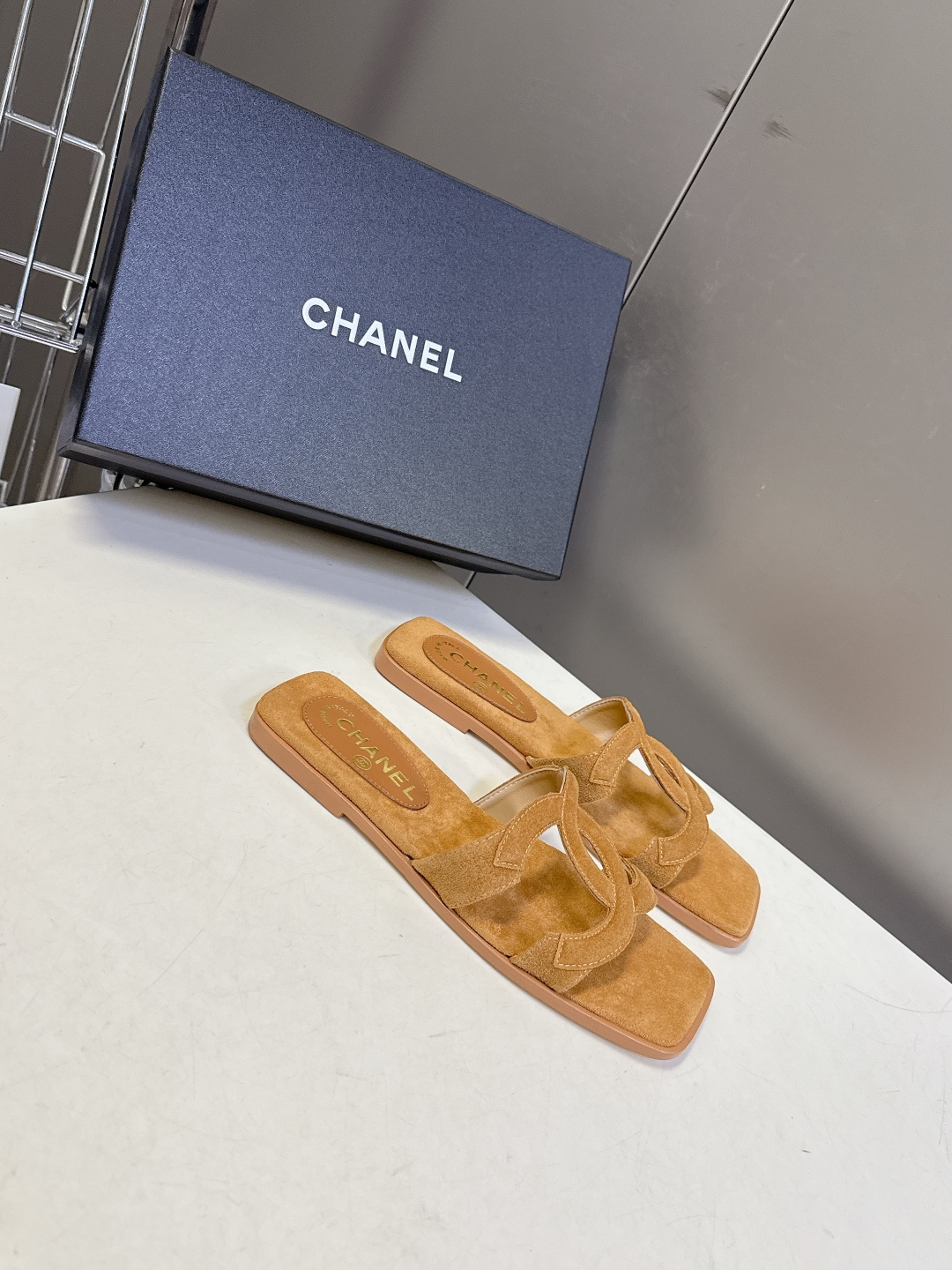 CHANEL香奈儿春夏最新款双C拖鞋超多明星网红种草 鞋面上的超大号 双C交织标识是品牌最核心的视觉符号