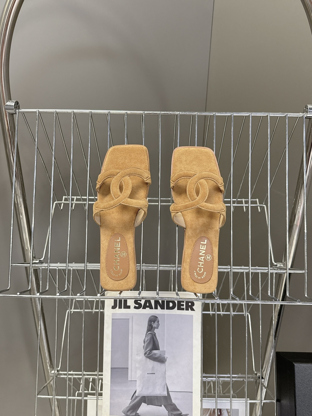 CHANEL香奈儿春夏最新款双C拖鞋超多明星网红种草 鞋面上的超大号 双C交织标识是品牌最核心的视觉符号