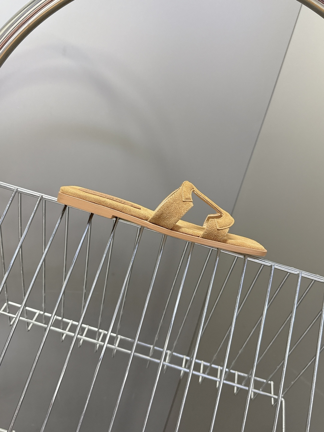 CHANEL香奈儿春夏最新款双C拖鞋超多明星网红种草 鞋面上的超大号 双C交织标识是品牌最核心的视觉符号