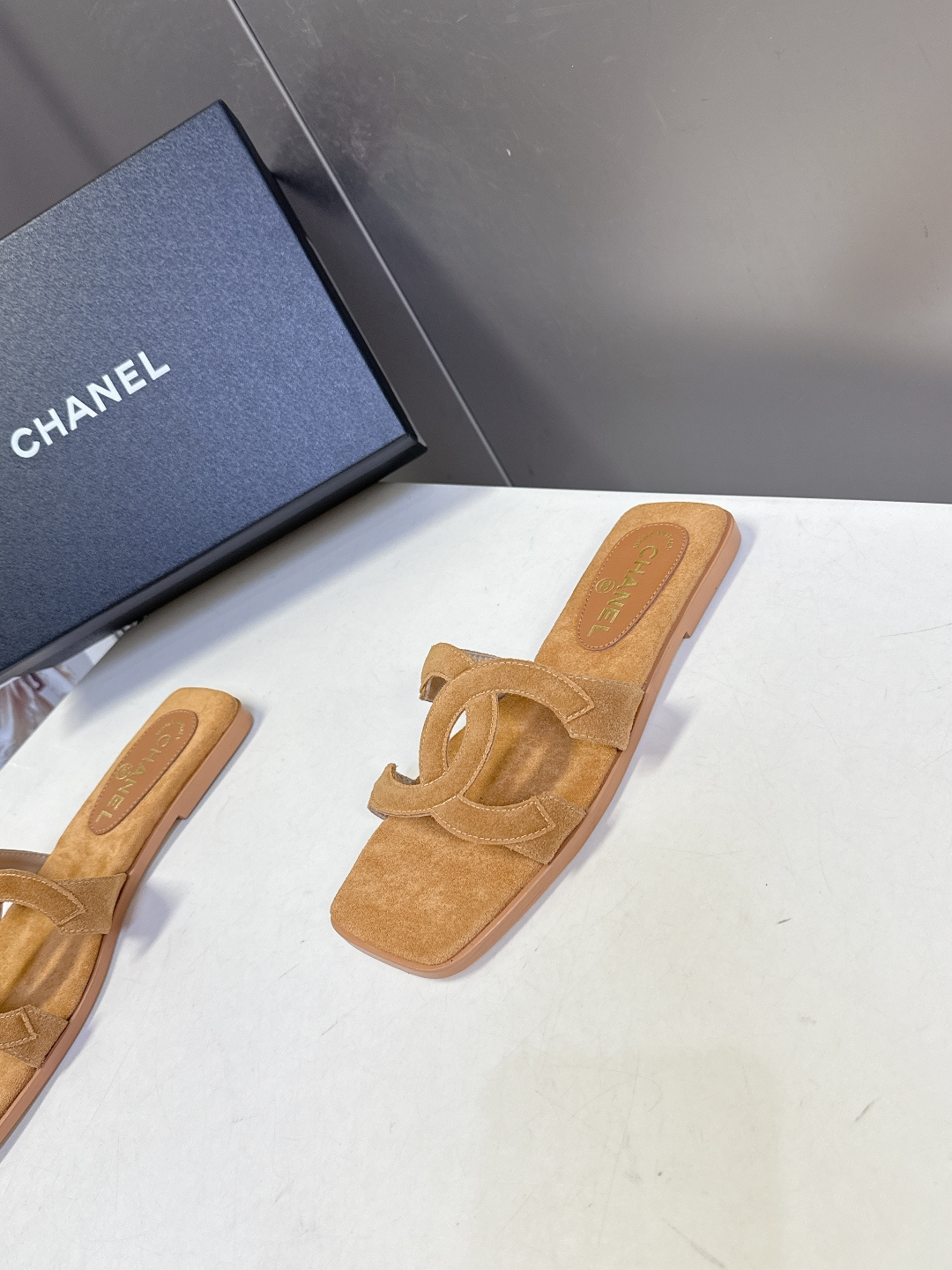 CHANEL香奈儿春夏最新款双C拖鞋超多明星网红种草 鞋面上的超大号 双C交织标识是品牌最核心的视觉符号