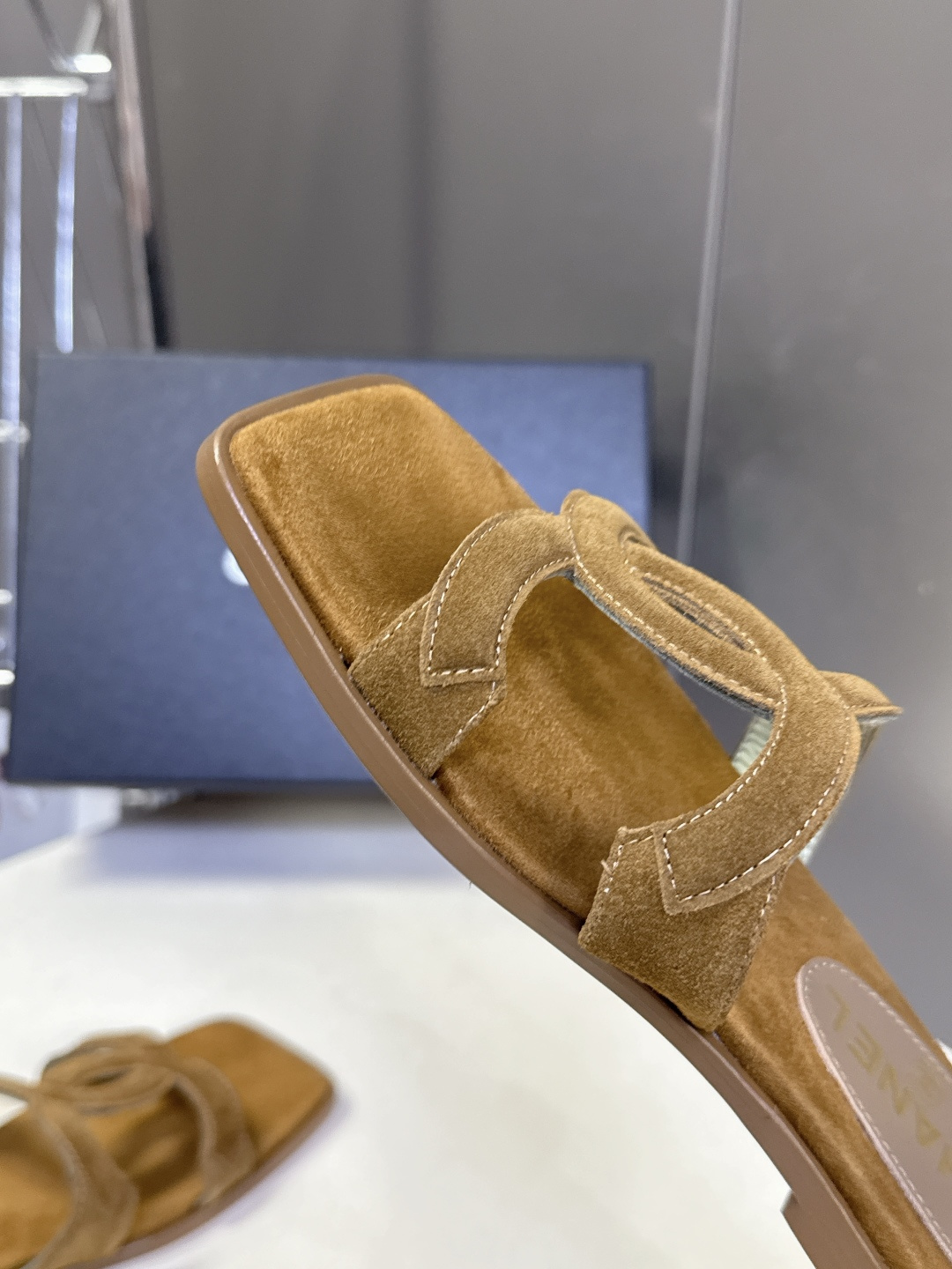 CHANEL香奈儿春夏最新款双C拖鞋超多明星网红种草 鞋面上的超大号 双C交织标识是品牌最核心的视觉符号