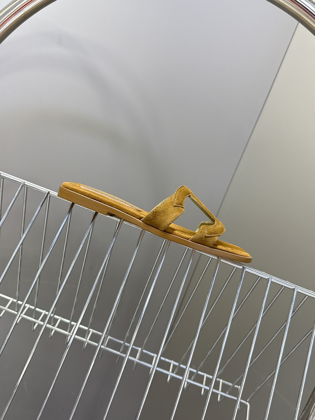 CHANEL香奈儿春夏最新款双C拖鞋超多明星网红种草 鞋面上的超大号 双C交织标识是品牌最核心的视觉符号