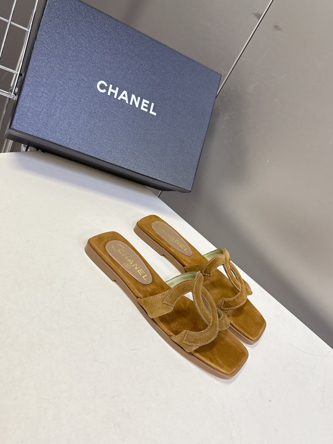 CHANEL香奈儿春夏最新款双C拖鞋超多明星网红种草 鞋面上的超大号 双C交织标识是品牌最核心的视觉符号