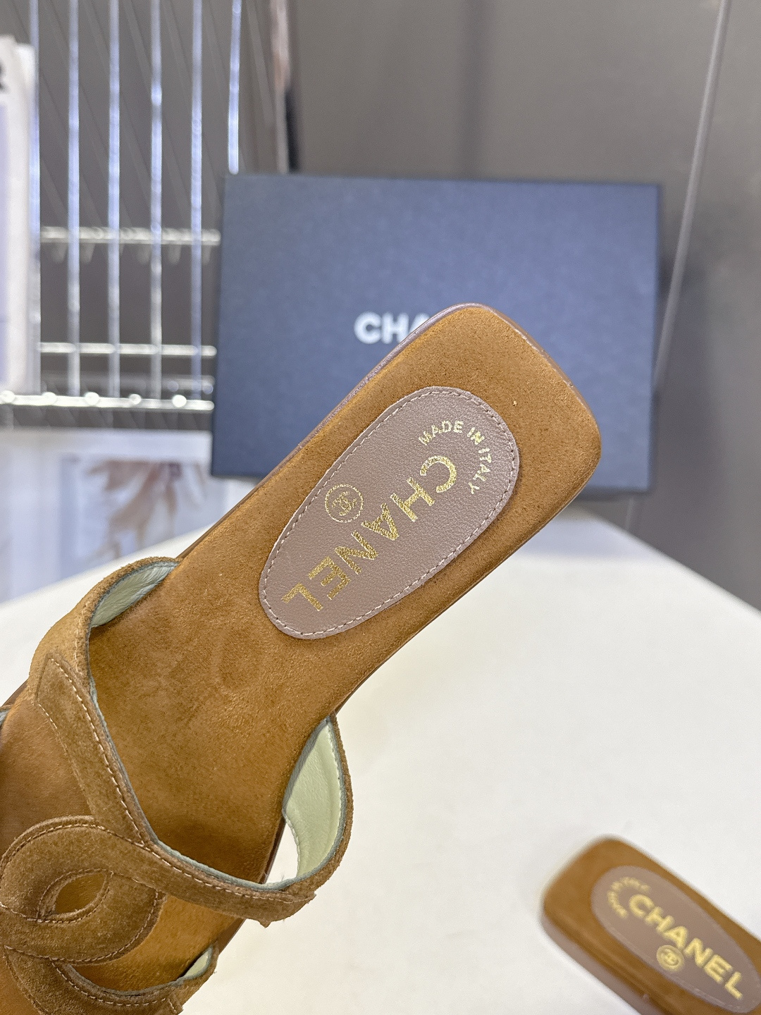 CHANEL香奈儿春夏最新款双C拖鞋超多明星网红种草 鞋面上的超大号 双C交织标识是品牌最核心的视觉符号