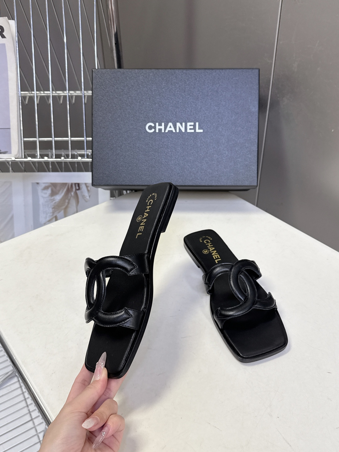 CHANEL香奈儿春夏最新款双C拖鞋超多明星网红种草 鞋面上的超大号 双C交织标识是品牌最核心的视觉符号