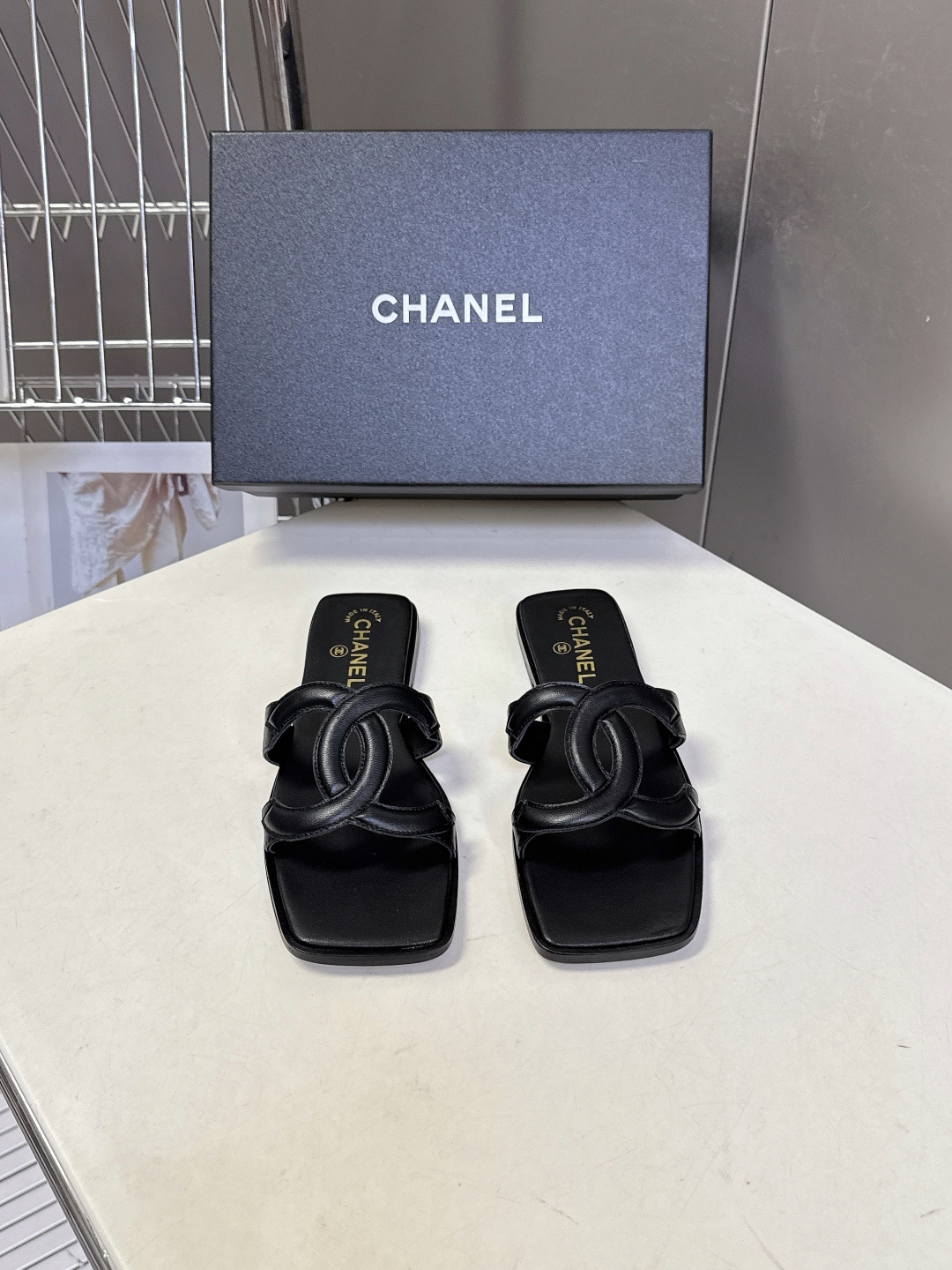 CHANEL香奈儿春夏最新款双C拖鞋超多明星网红种草 鞋面上的超大号 双C交织标识是品牌最核心的视觉符号