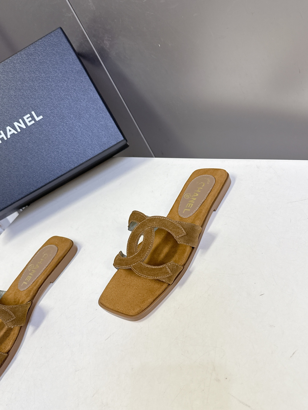 CHANEL香奈儿春夏最新款双C拖鞋超多明星网红种草 鞋面上的超大号 双C交织标识是品牌最核心的视觉符号