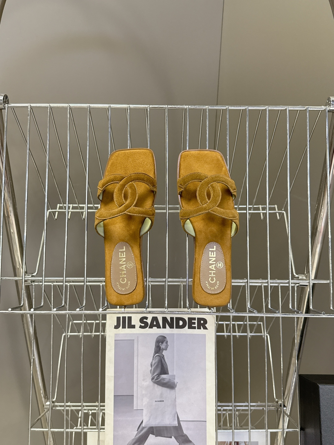 CHANEL香奈儿春夏最新款双C拖鞋超多明星网红种草 鞋面上的超大号 双C交织标识是品牌最核心的视觉符号