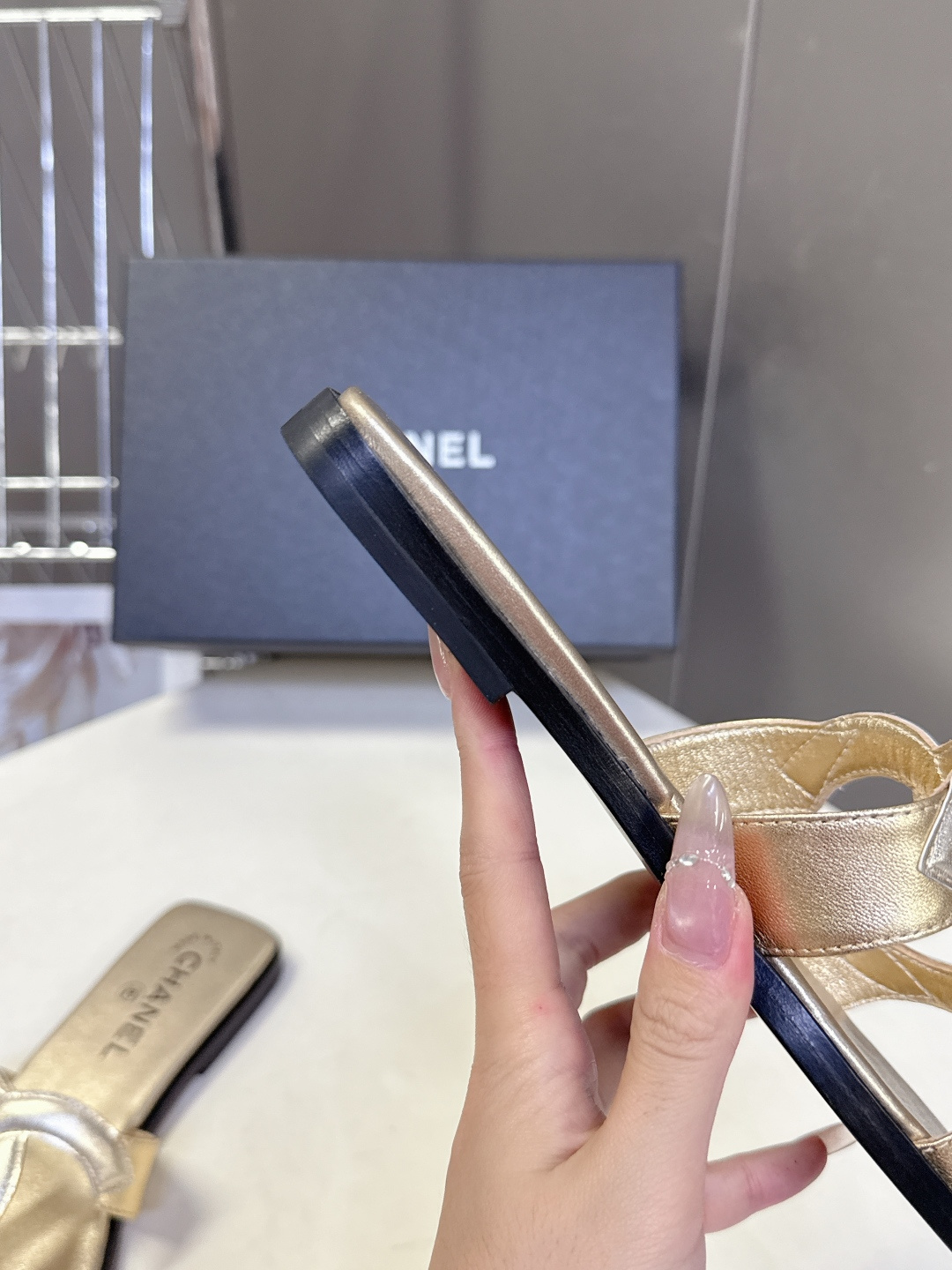 CHANEL香奈儿春夏最新款双C拖鞋超多明星网红种草 鞋面上的超大号 双C交织标识是品牌最核心的视觉符号