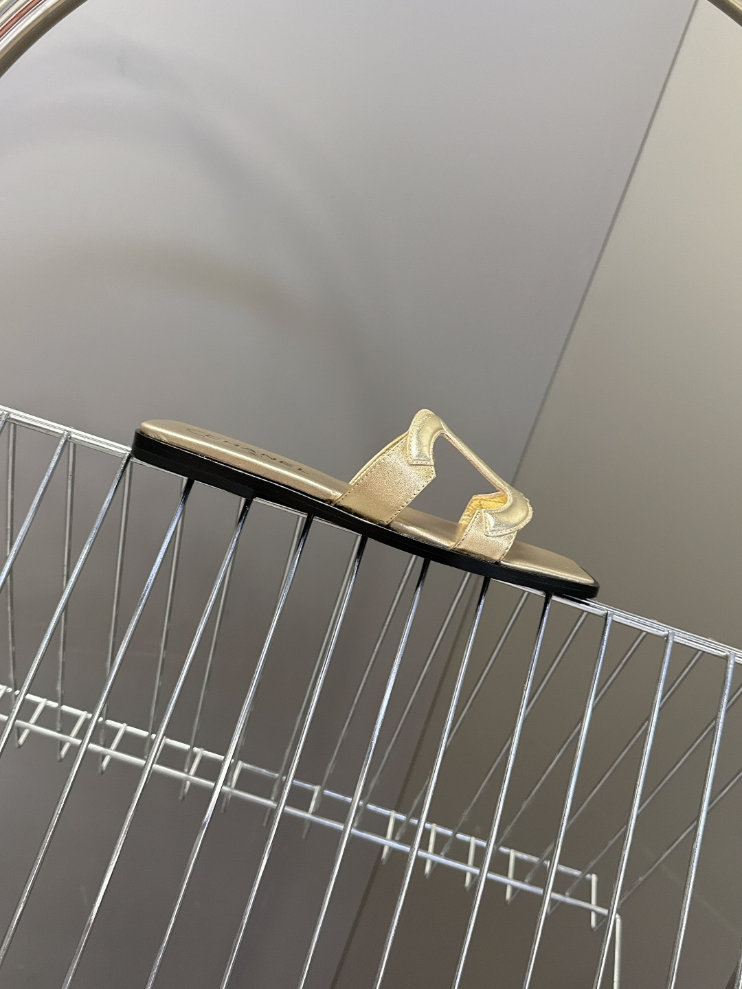 CHANEL香奈儿春夏最新款双C拖鞋超多明星网红种草 鞋面上的超大号 双C交织标识是品牌最核心的视觉符号