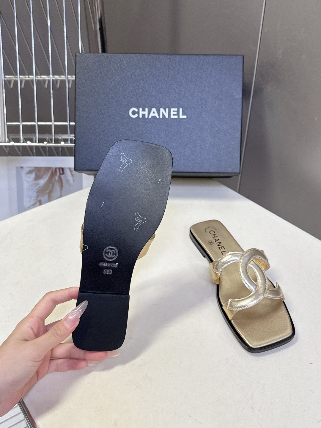 CHANEL香奈儿春夏最新款双C拖鞋超多明星网红种草 鞋面上的超大号 双C交织标识是品牌最核心的视觉符号