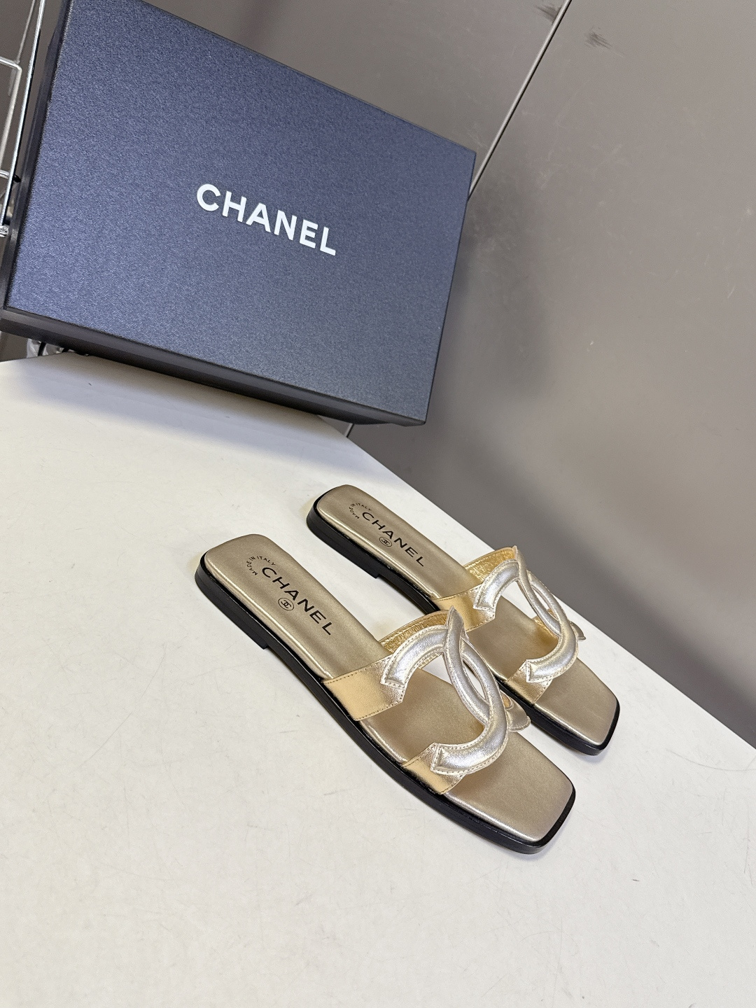 CHANEL香奈儿春夏最新款双C拖鞋超多明星网红种草 鞋面上的超大号 双C交织标识是品牌最核心的视觉符号